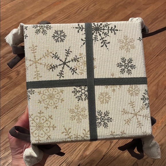 Cream and Gray Rustic Snowflake Holiday Tea Towel Set - Picture 7 of 7